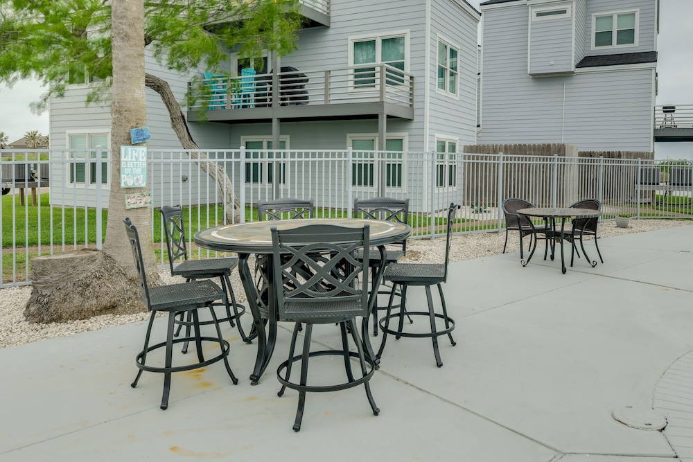 Rockport Condo ~ 6 Mi to Rockport Beach Park! view 4