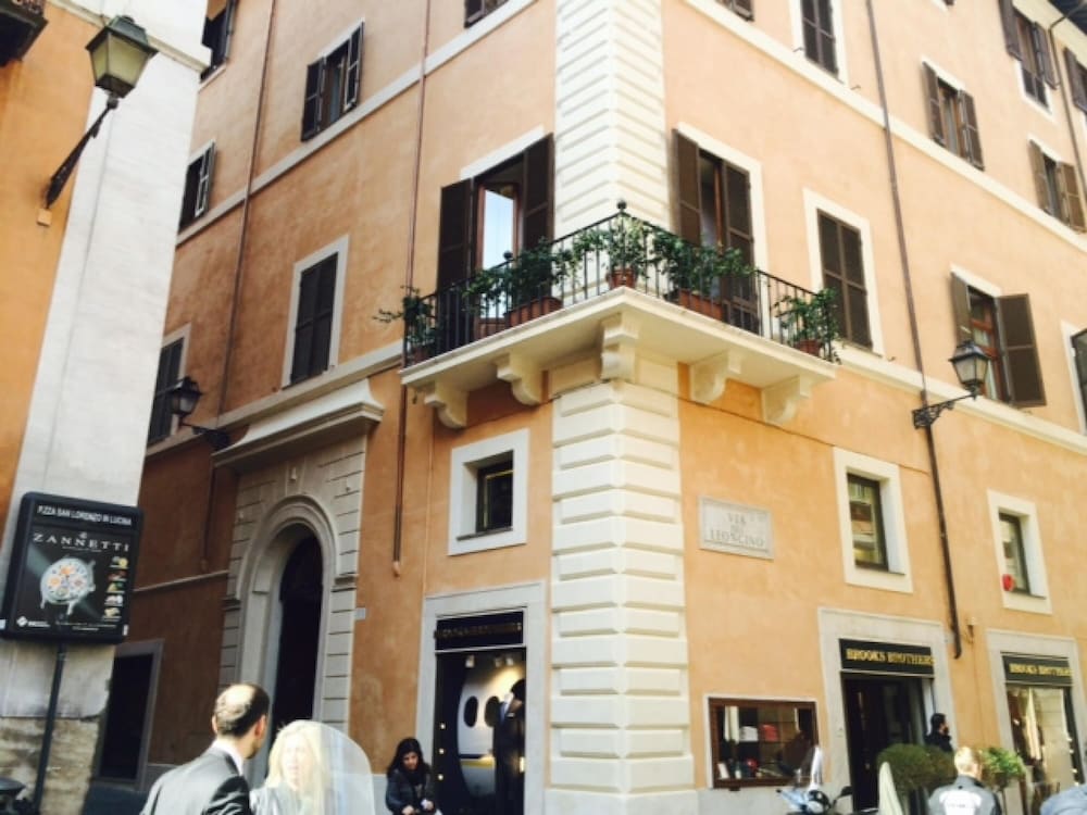 In Rome at Spanish Steps Classy Apartment With Modern Design in an Historic Palazzo