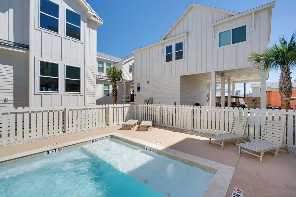 1 Mi to Beach: Home w/ Pool Access in Port Aransas