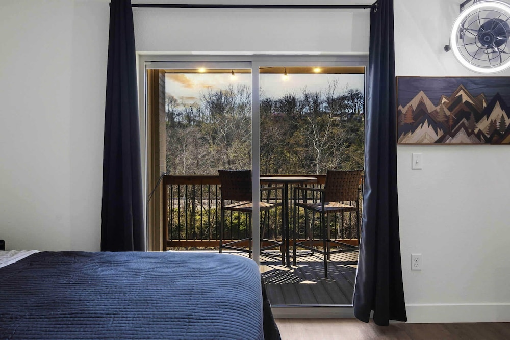 Modern Yote Condo at Roark Creek