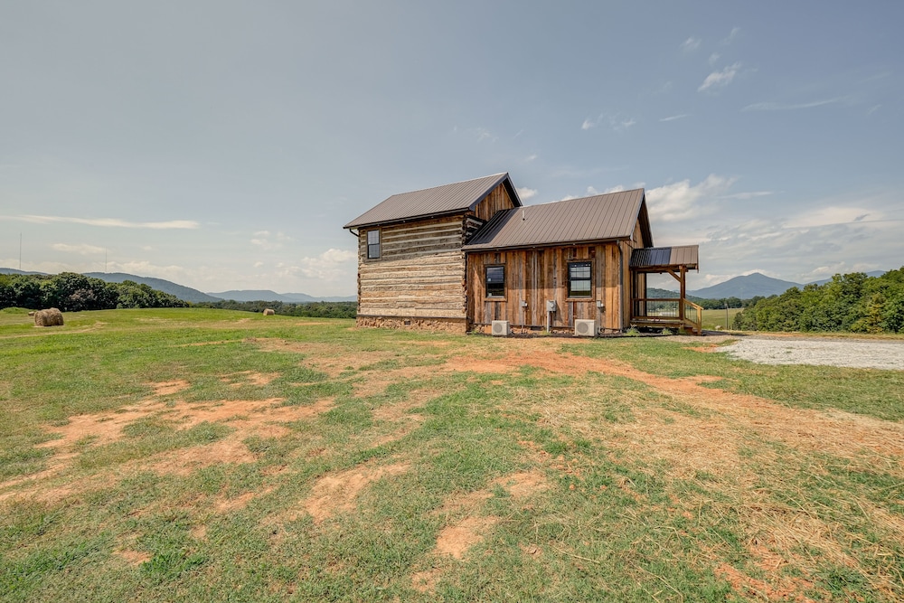 Bedford Cabin w/ Porch, 5 Mi to Historic District! view 4