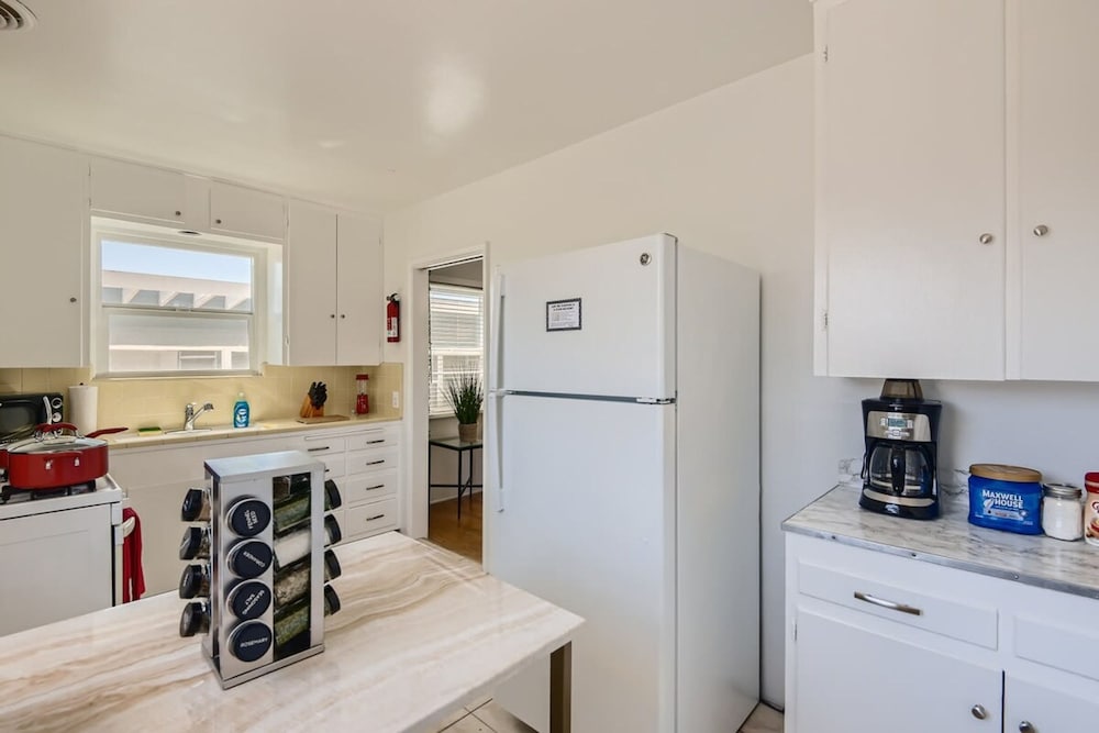 Walk to Beach - King Apt In 1 Area - AB