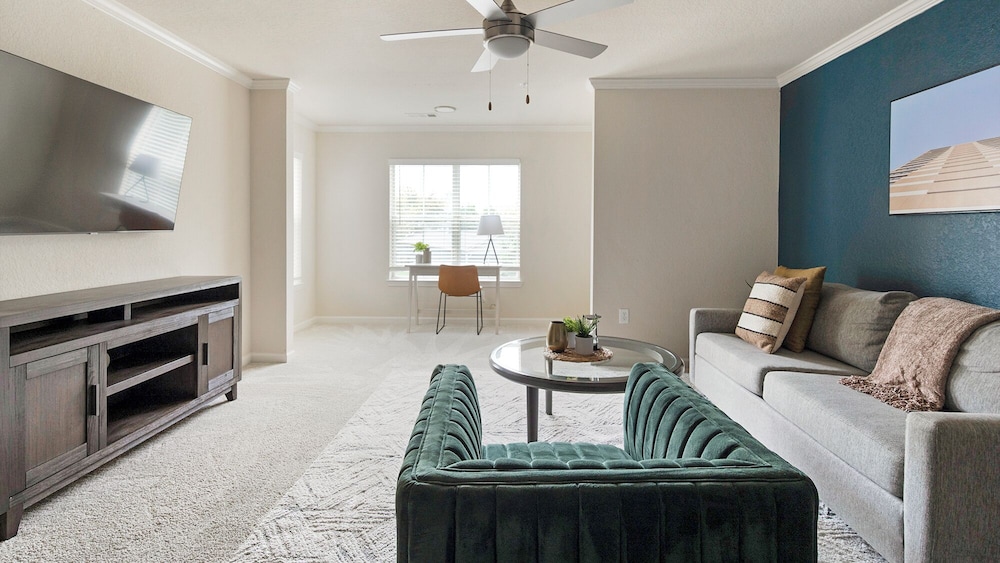 Landing Beautiful 1bd, Courtyard, Clubhouse