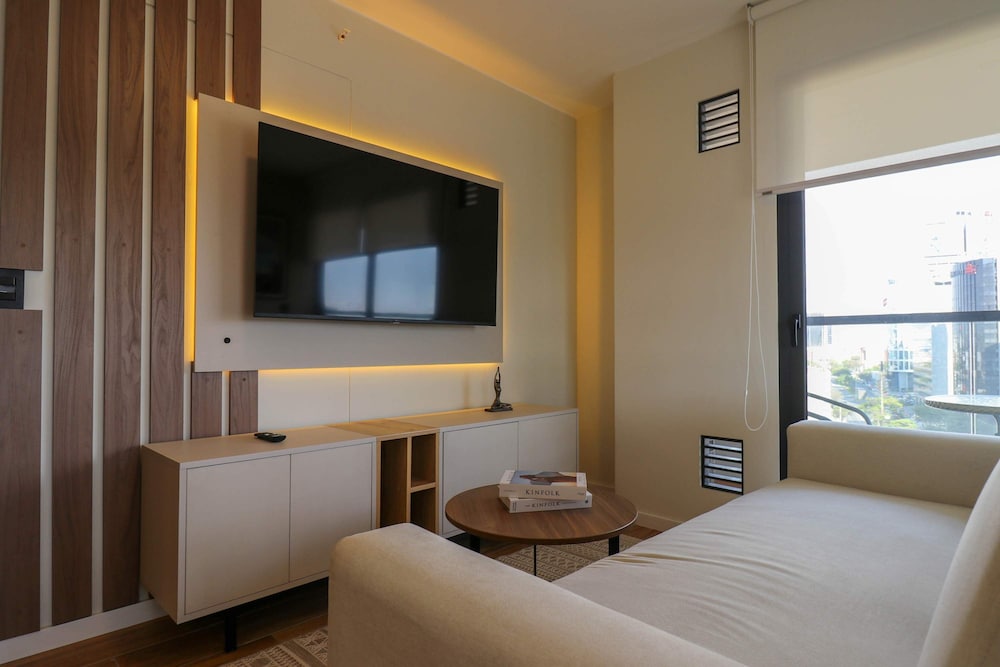 w Elegant 2BR With Balcony in San Isidro