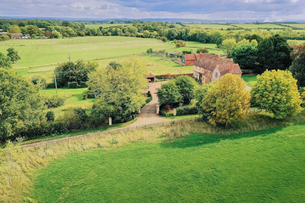 Stunning 4BD Home in Worcestershire