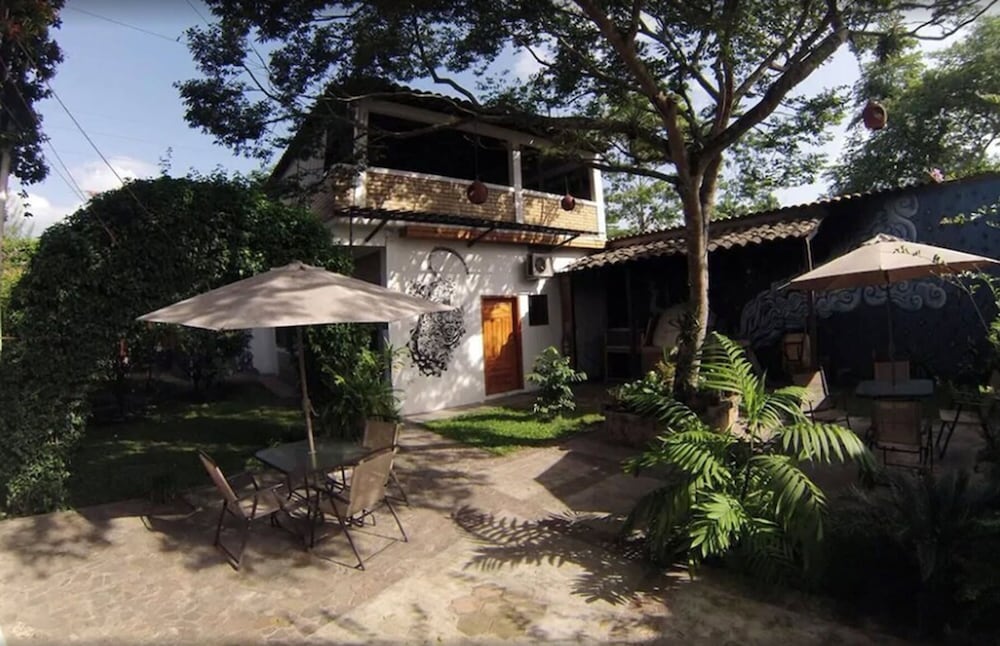 Jardin Cafe Restaurant & Hostel