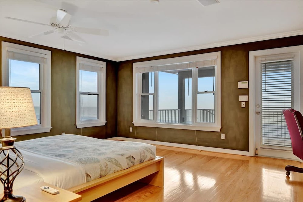 Stones Throw Beachfront Premier Suite 4 Views