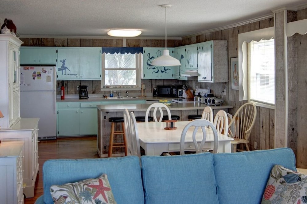 Carolina Moon 4 Bedroom Home by RedAwning