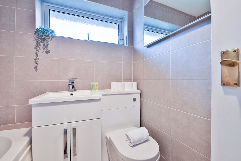3 Bed House with Private Parking