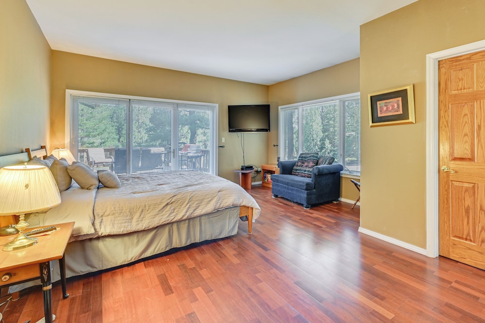 Forested Home in Flagstaff w/ Large Deck & Grill!