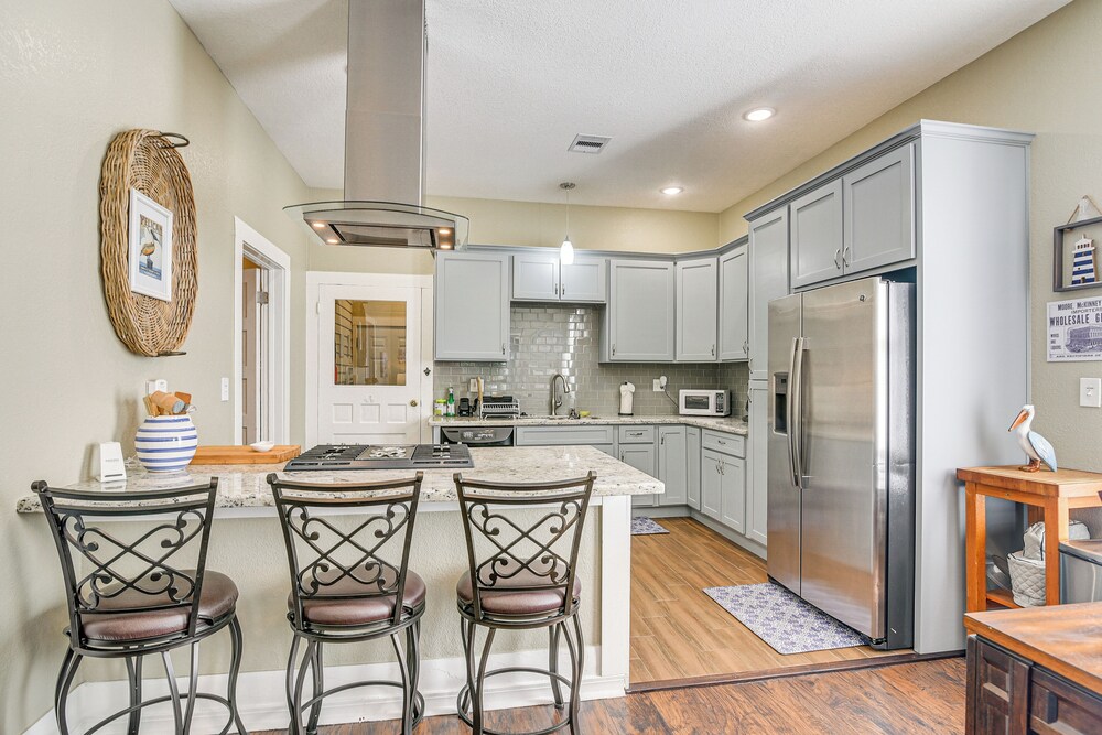 Half Mi to Galveston Seawall: Home w/ Yard & Grill