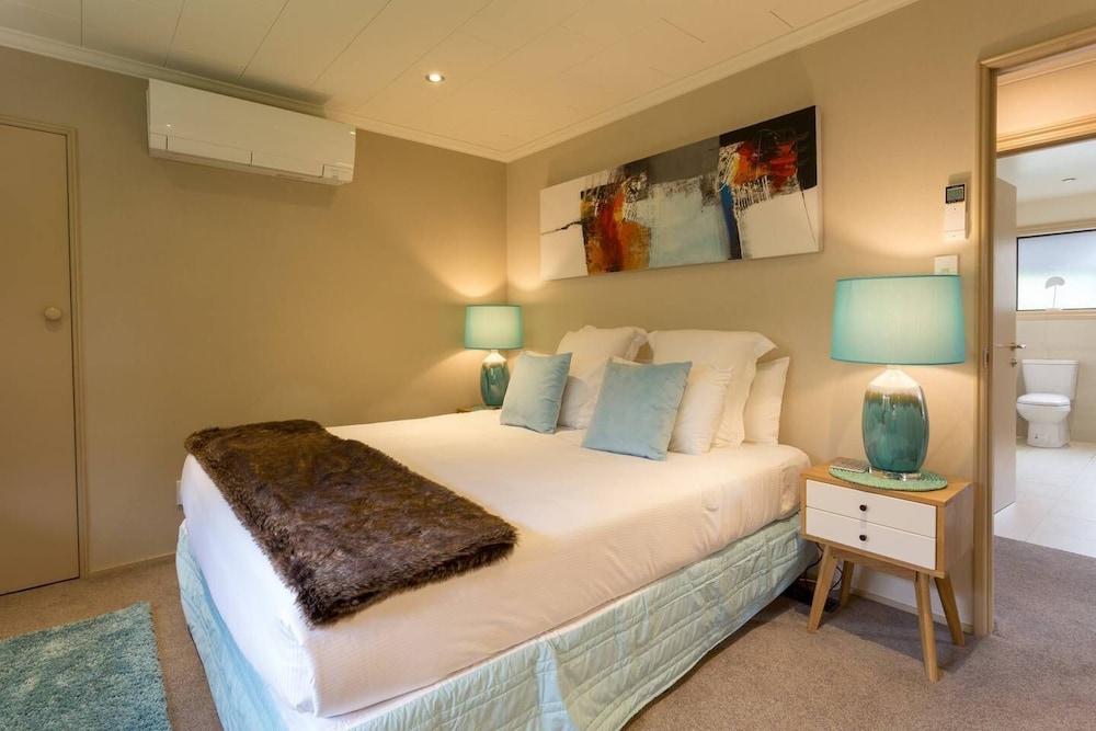 Large Distinctive AND Spacious Family Home view 5