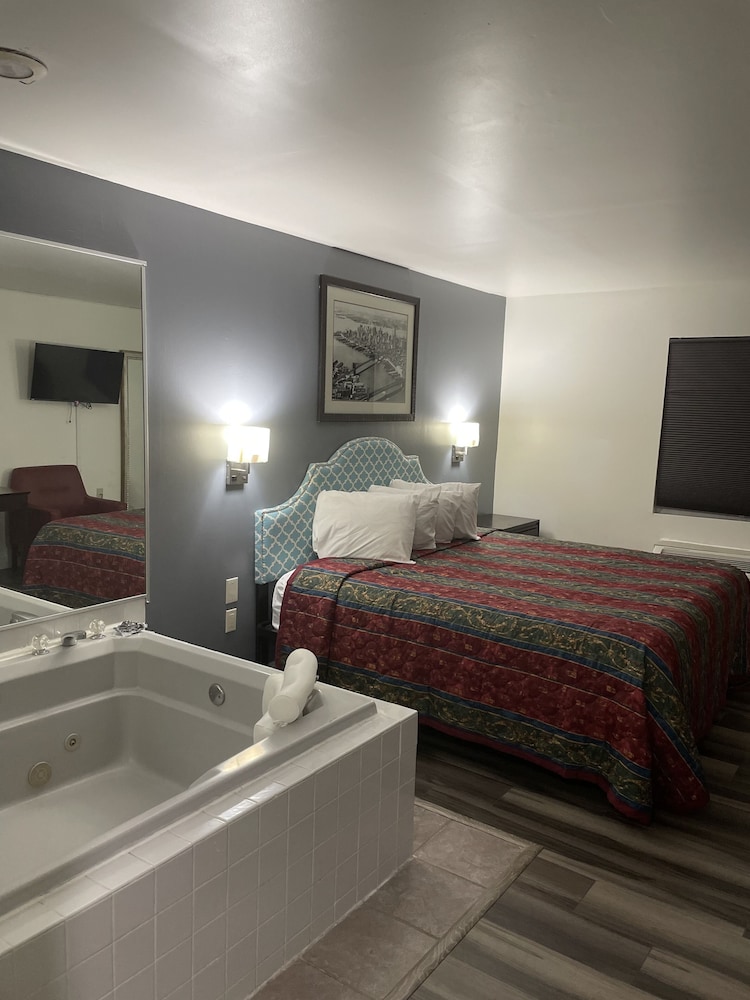 Greenwoods Inn  Suites - Property Image 7