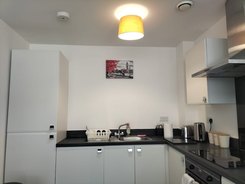Central 2-bed Apt - Sleeps 4 - Parking & Wifi