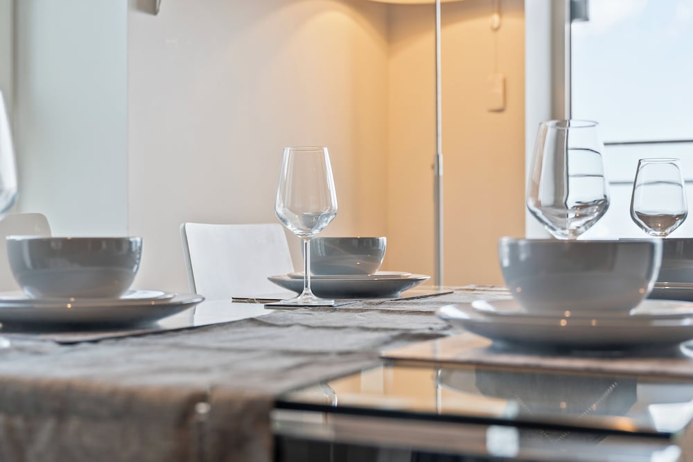 Elegant 2 Bed Apartment Within Many Attractions