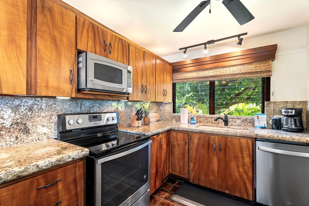 Beautiful Oceanfront - Air-conditioned - Sleeps 6 - Walk to Beach - Vrkcv