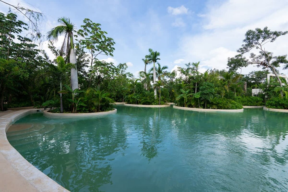 Luxury Penthouse w Private Pool Stunning Views