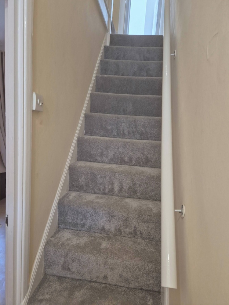 Spacious Large 4BR Home Train Station University