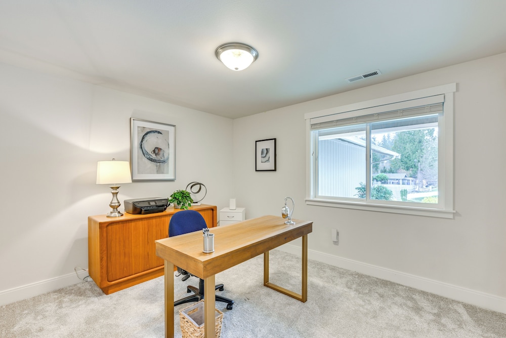 2 Mi to State Fair: Puyallup Home w/ Private Yard!