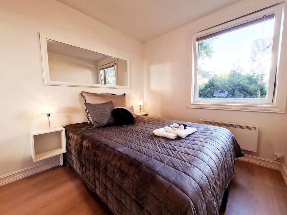 Bright And Modern - 2-bedroom, Central, Free Parking view 3