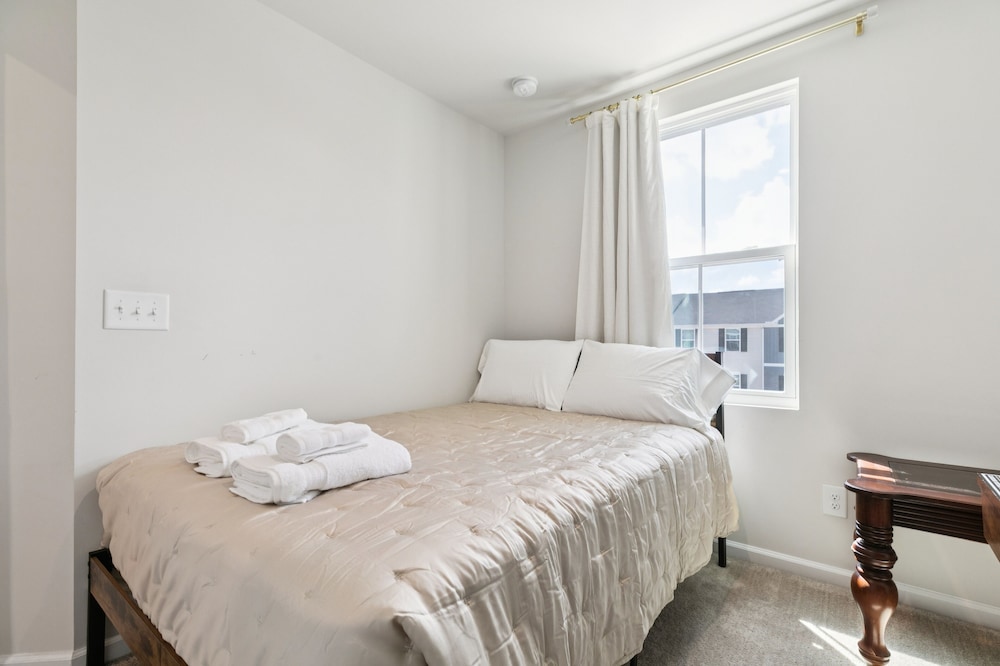 Modern Downtown Retreat Near Swamp Rabbit Trail 4 Bedroom Townhouse