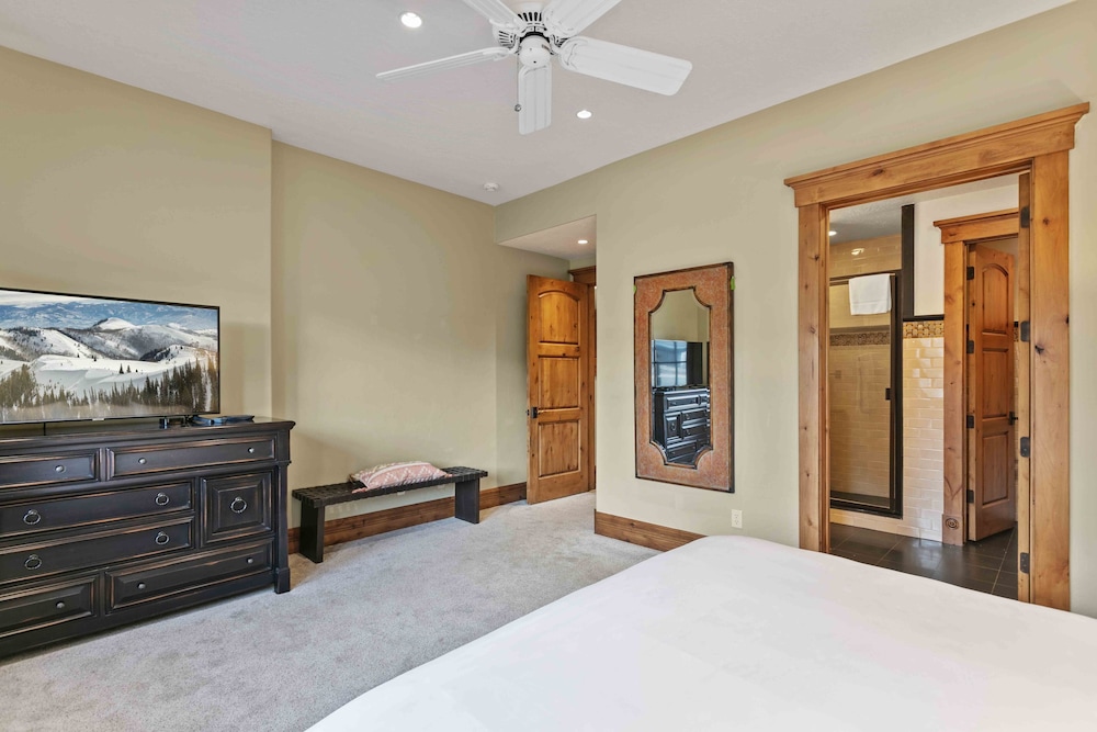 6565 Lookout Drive - Four Bedroom with Spa 4 Condo