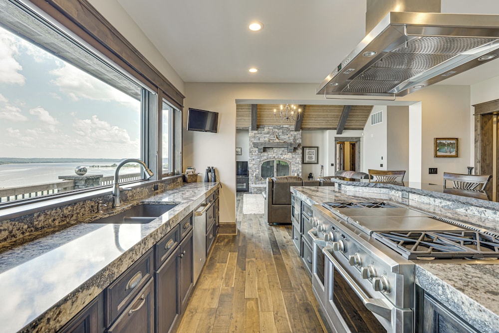 River Views + Wraparound Deck: Dubuque Getaway