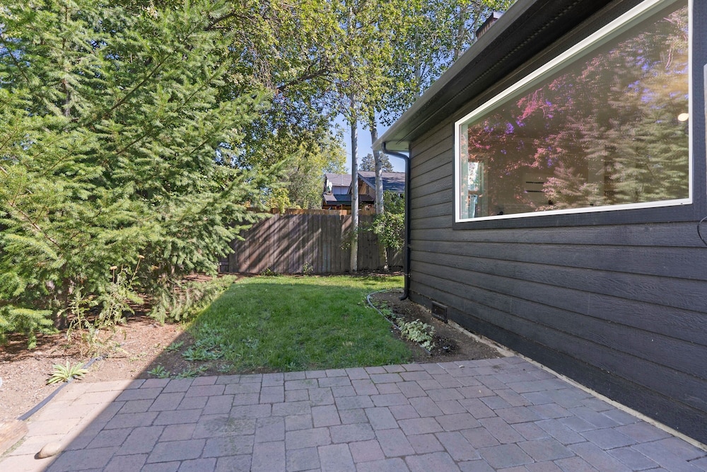 North West Nest 30 Day Minimum 2 Bedroom Home by RedAwning