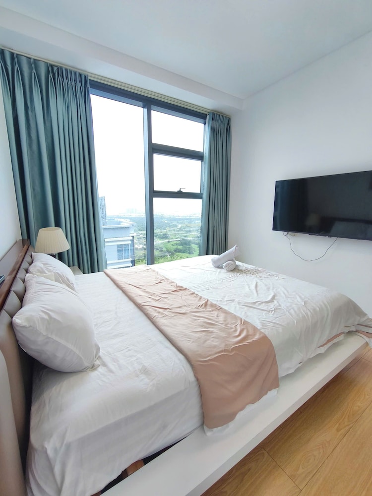 Skyway White & Silver Riverside Resident - Binh Thanh, HCM