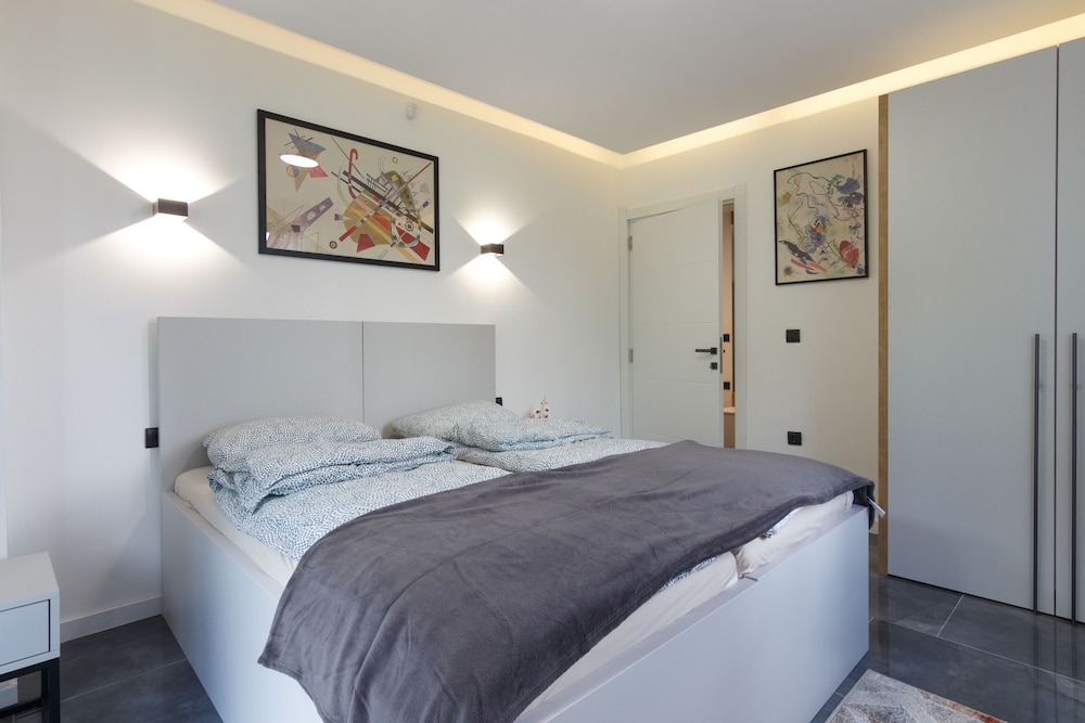 Deluxe Feliciano Apartments view 4