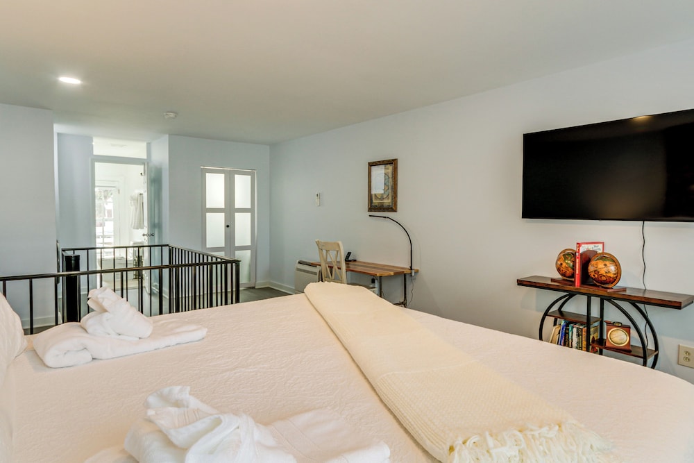Dtwn at Your Door: Historic Frederick Gem w/ Yard!