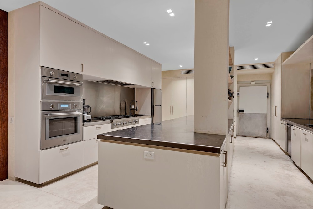 Magnificent 5BR Modern Tropical Villa With Pool