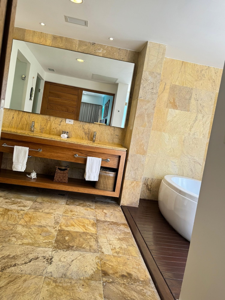 Apt w 2BR Ocean View Jacuzzi in Sotogrande