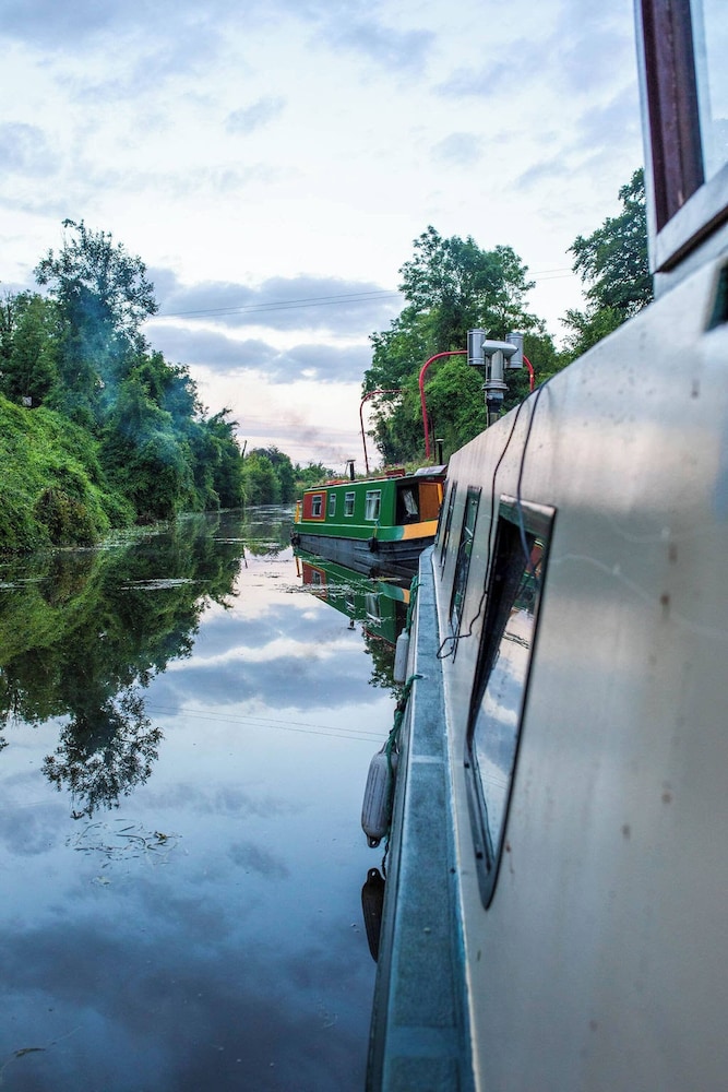 5 Star Stunning Houseboat, no Experience Required! Enjoy the Most Romantic Trip!