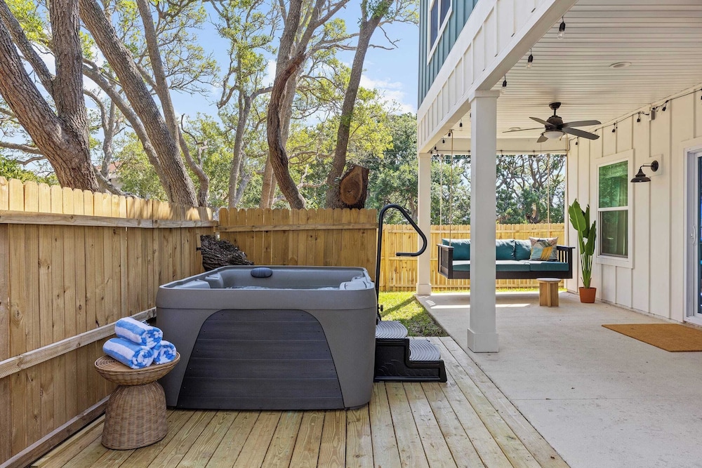 Hot Tub, Firepit, Putting Green Near the Beach Vilano Fairway by Avantstay