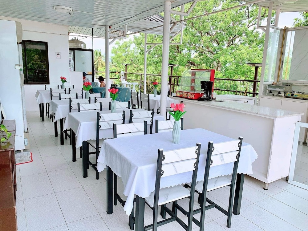 Luna Oslob Travellers Inn