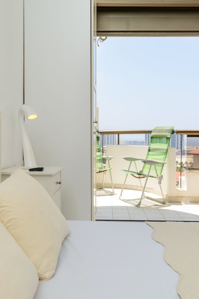 3BR Apt Steps from Sea W Parking