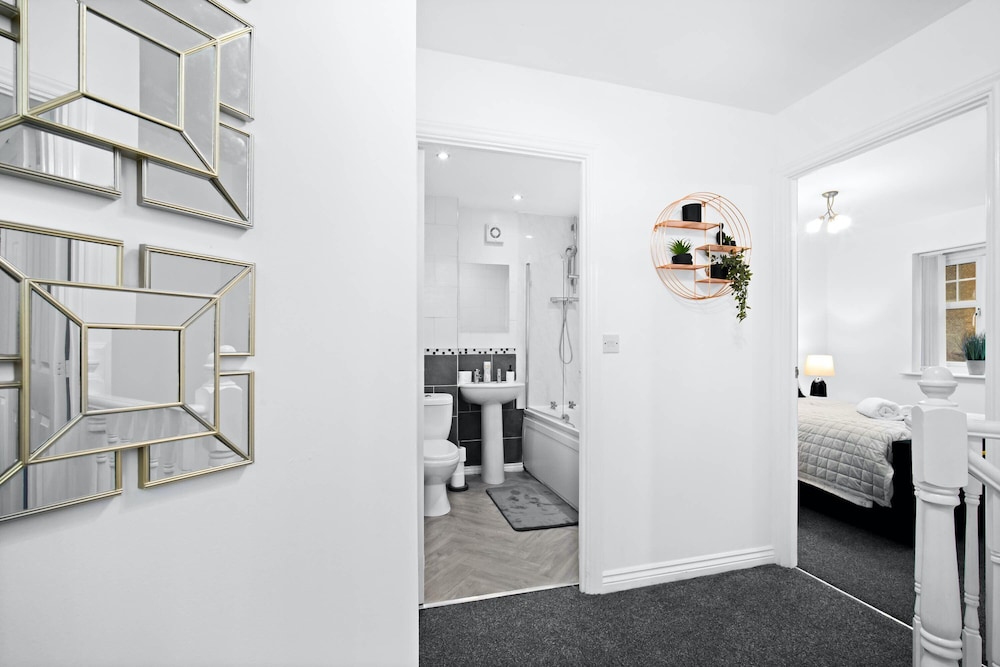 House - Sleeps 6, Garden & Free Parking