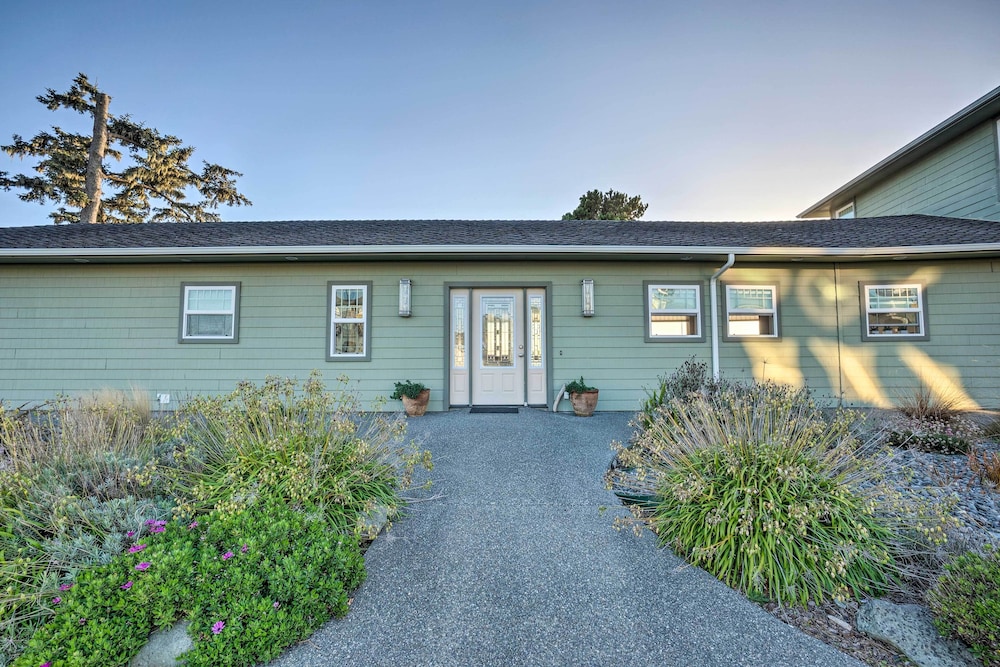 Crescent City Getaway w/ Panoramic Ocean Views! view 4