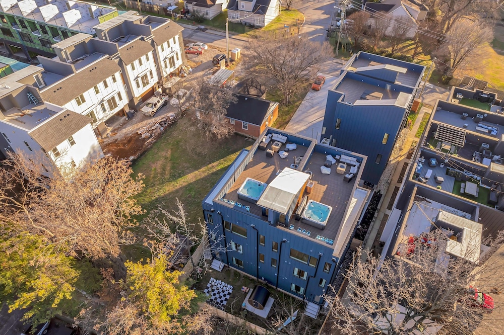 Luxury Hot tub Rooftop Deck Game Room Nashville