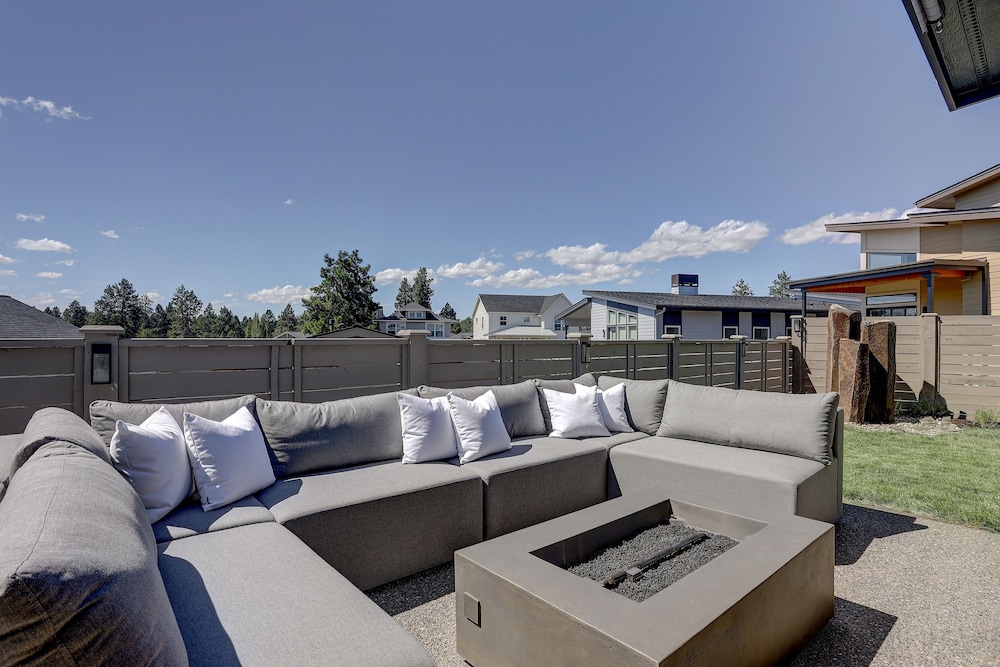 Ruby Peak *30 Day Minimum 4 Bedroom Home by RedAwning
