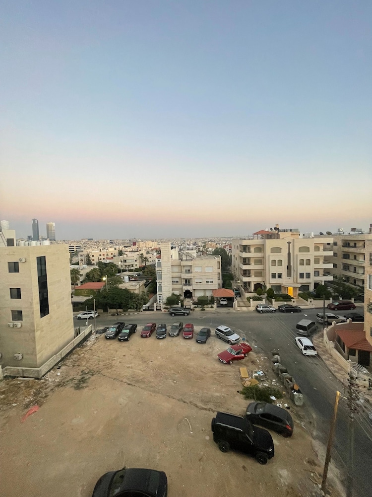Charming Amman Apartent With City Views