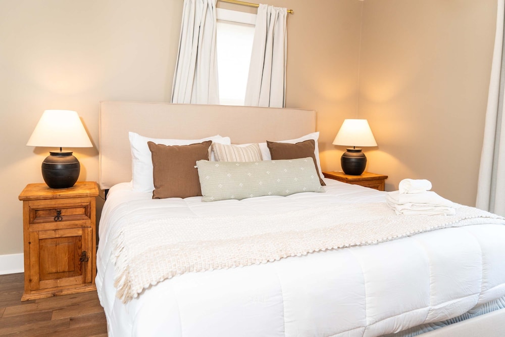 Magnolia Manor - Remodeled Home Near Downtown