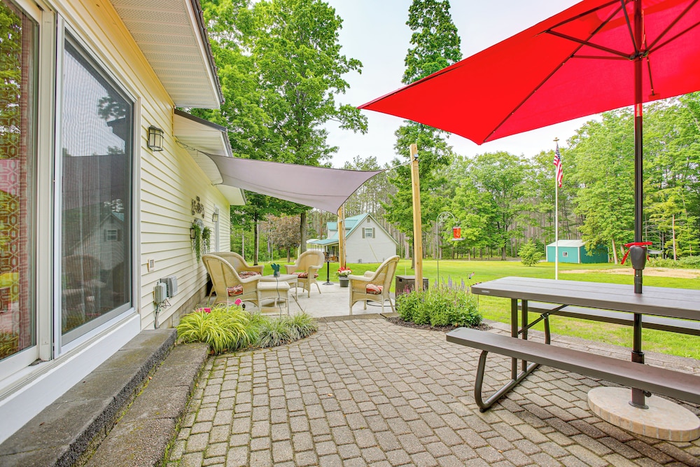 Cozy Michigan Retreat Near Sleeping Bear Dunes! view 4