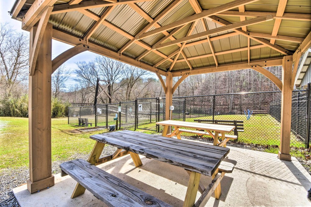 Ellijay Mountain Cabin w/ Hot Tub & Spacious Deck
