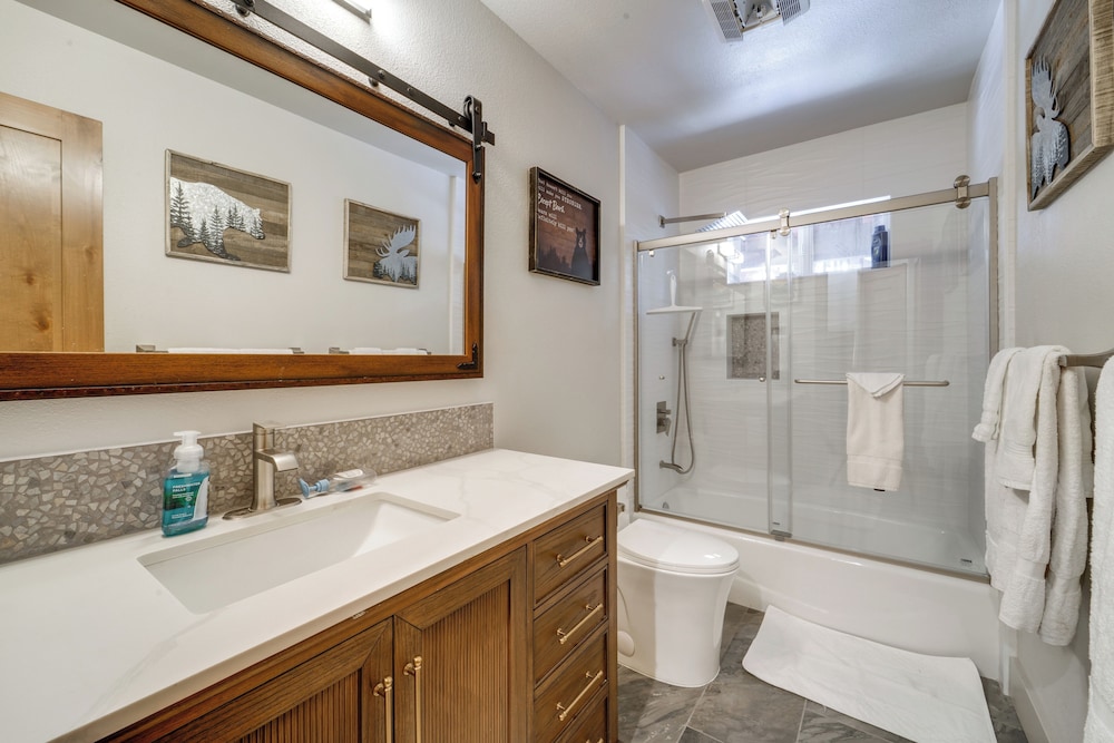 Near Downhill Ski Resort! Hot Tub Haven in Truckee