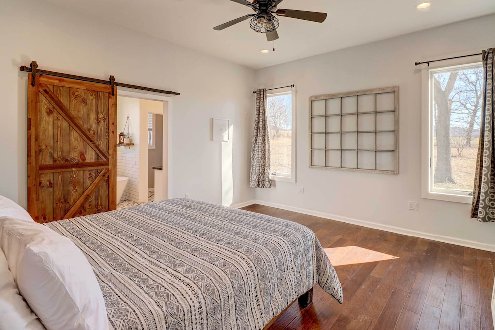 Spacious Farmhouse Near Hikes & Waterfalls view 2