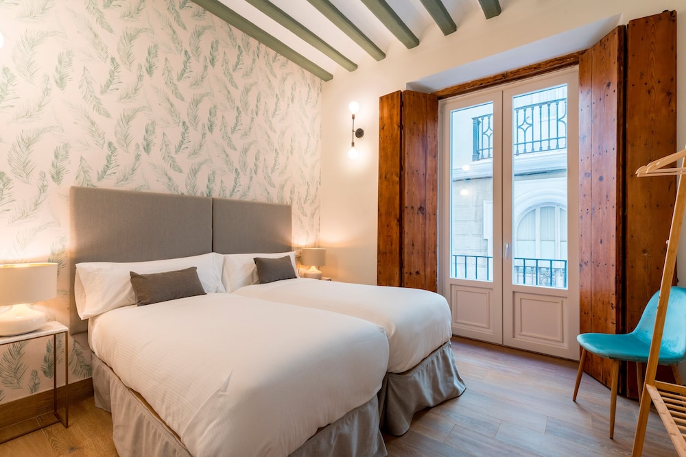 Magnificent 4 Bedroom Apartment in Cadiz Center San Antonio V