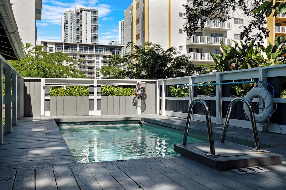 7BD Downtown Oasis Pool