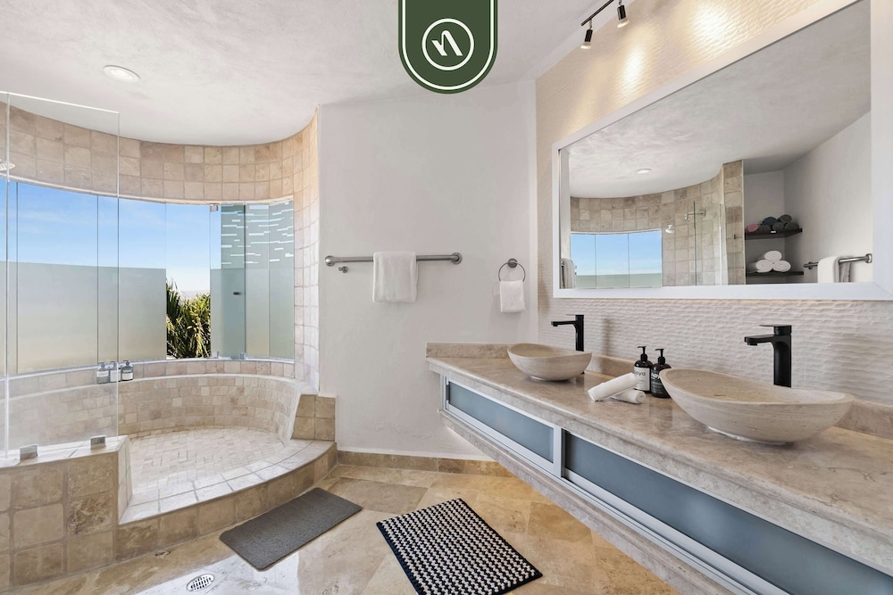 Stunning 2 BR Condo - Oceanview Terrace - Downtown